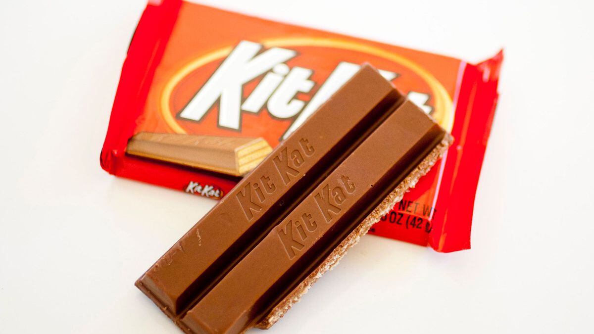Twitter roasted this man for eating a Kit Kat bar wrong, so he used one