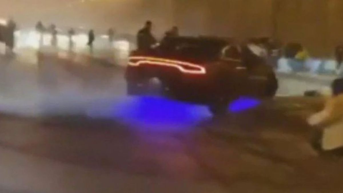 Wild video shows drivers doing donuts on highway, shutting down traffic 