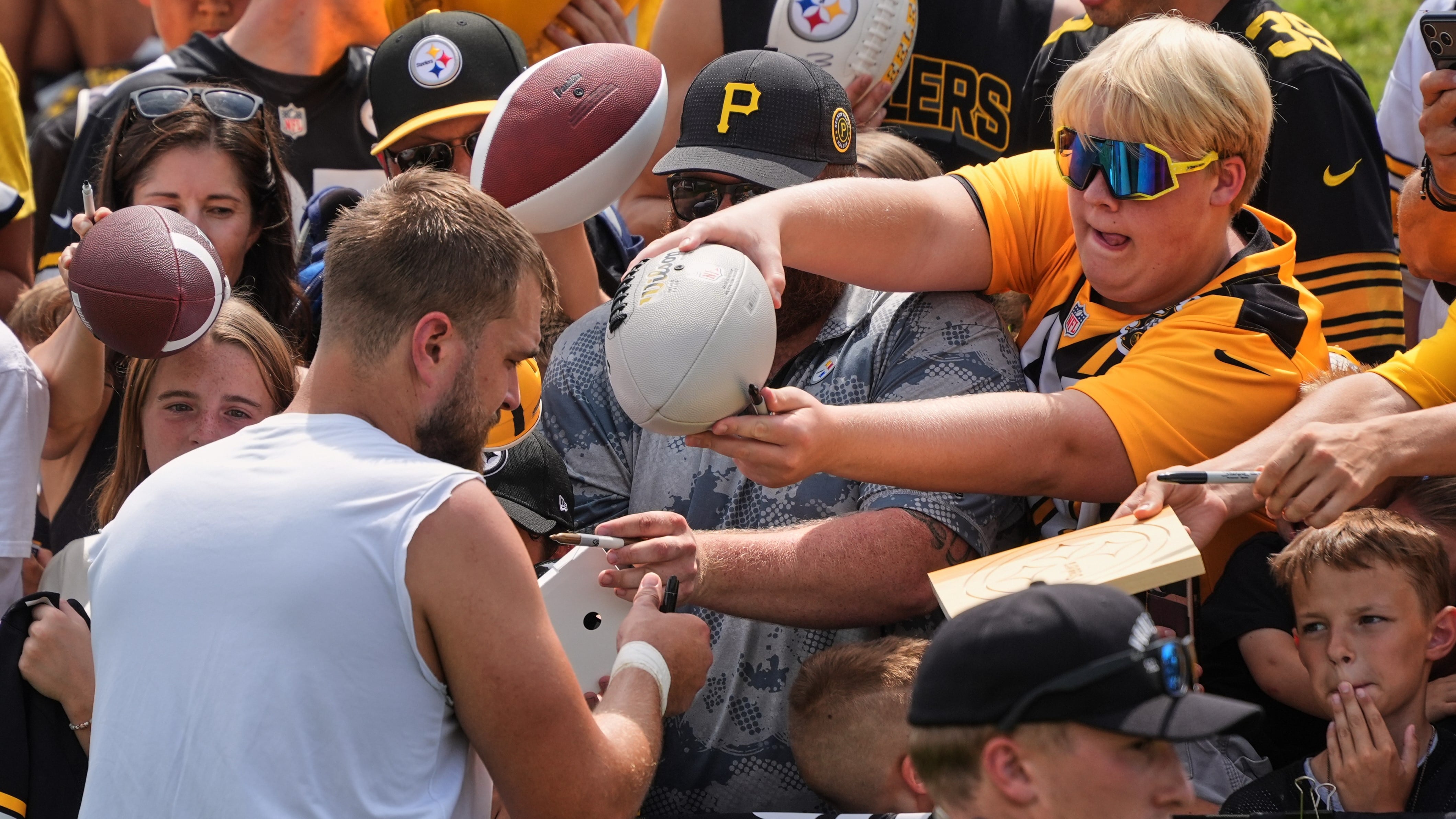 Pat Freiermuth earns praise for saving young Steelers fan