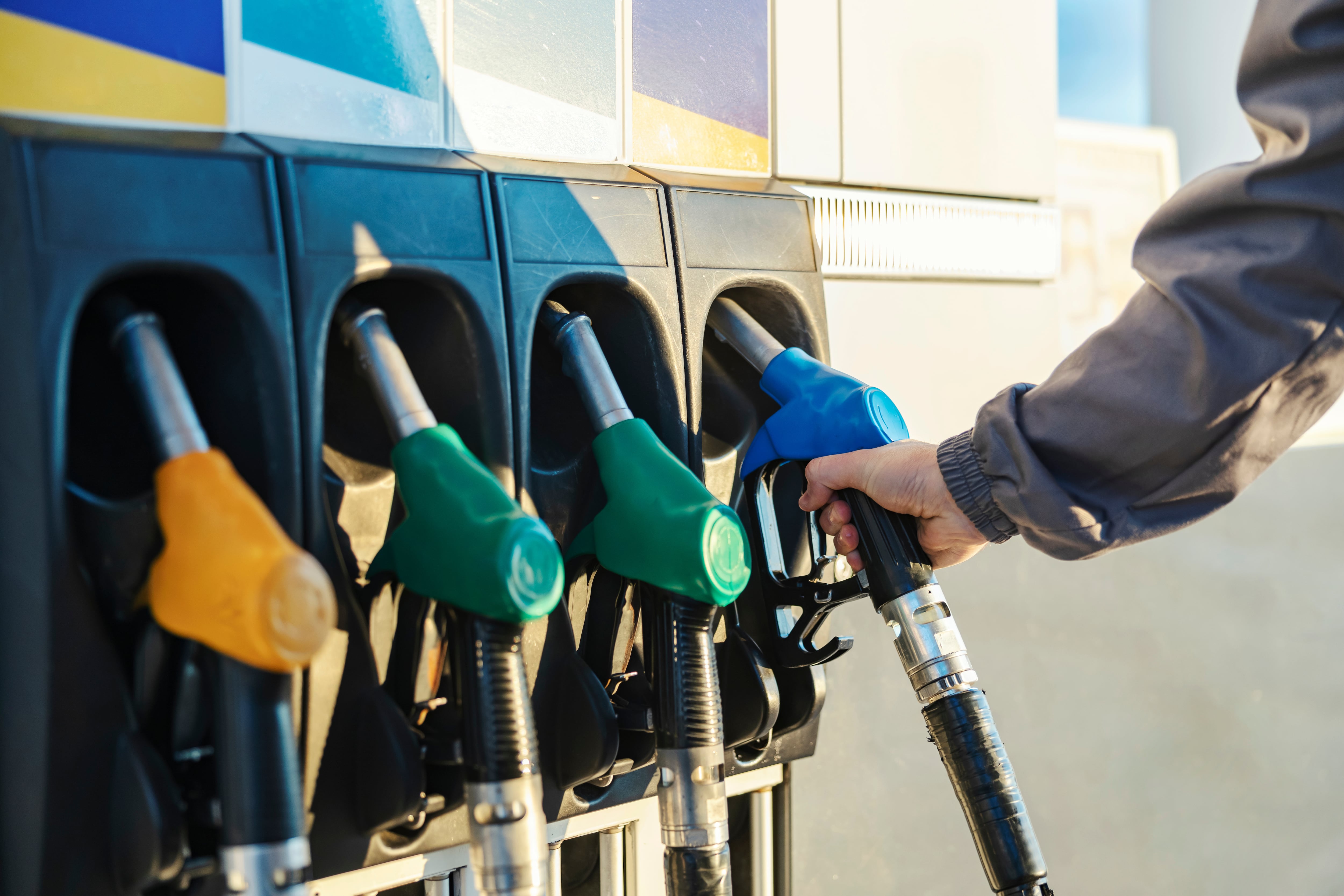 US Consumer Confidence Drops to Seven-Month Low Amidst Inflation and High Gas Prices
