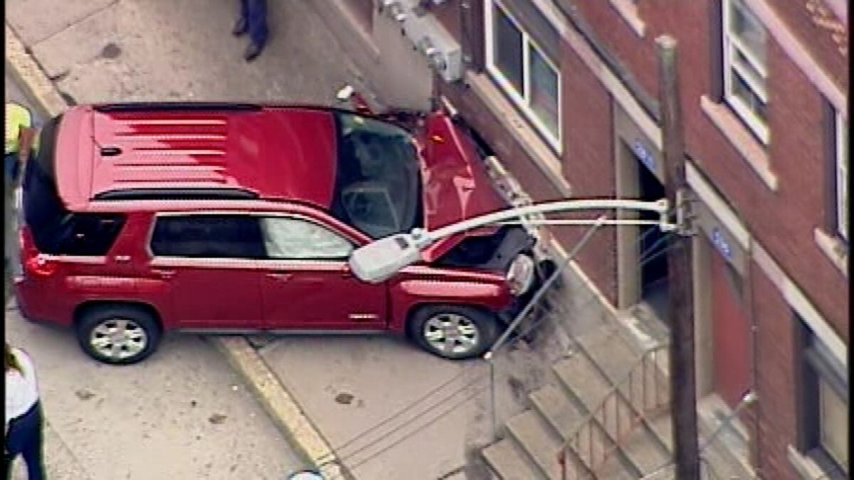 Car crashes into building in McKeesport